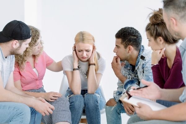 ¿Cómo identificar la diferencia entre dependencia y una adicción?